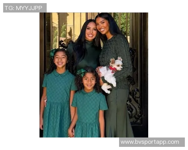 瓦妮莎全家万圣节装扮亮相加索尔陪科比家人共度温馨节日