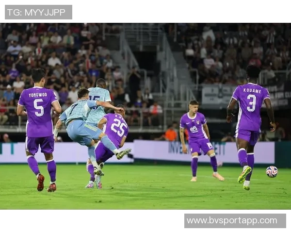 孔塞桑伊尔迪兹华丽过人连连挑战防线前者射门被挡精彩瞬间引发全场欢呼